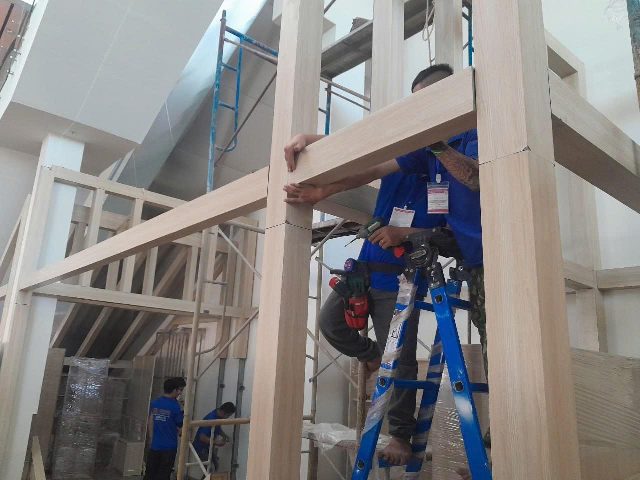 Không gian nội thất cửa hàng ohlattaka phong cách sắt gỗ