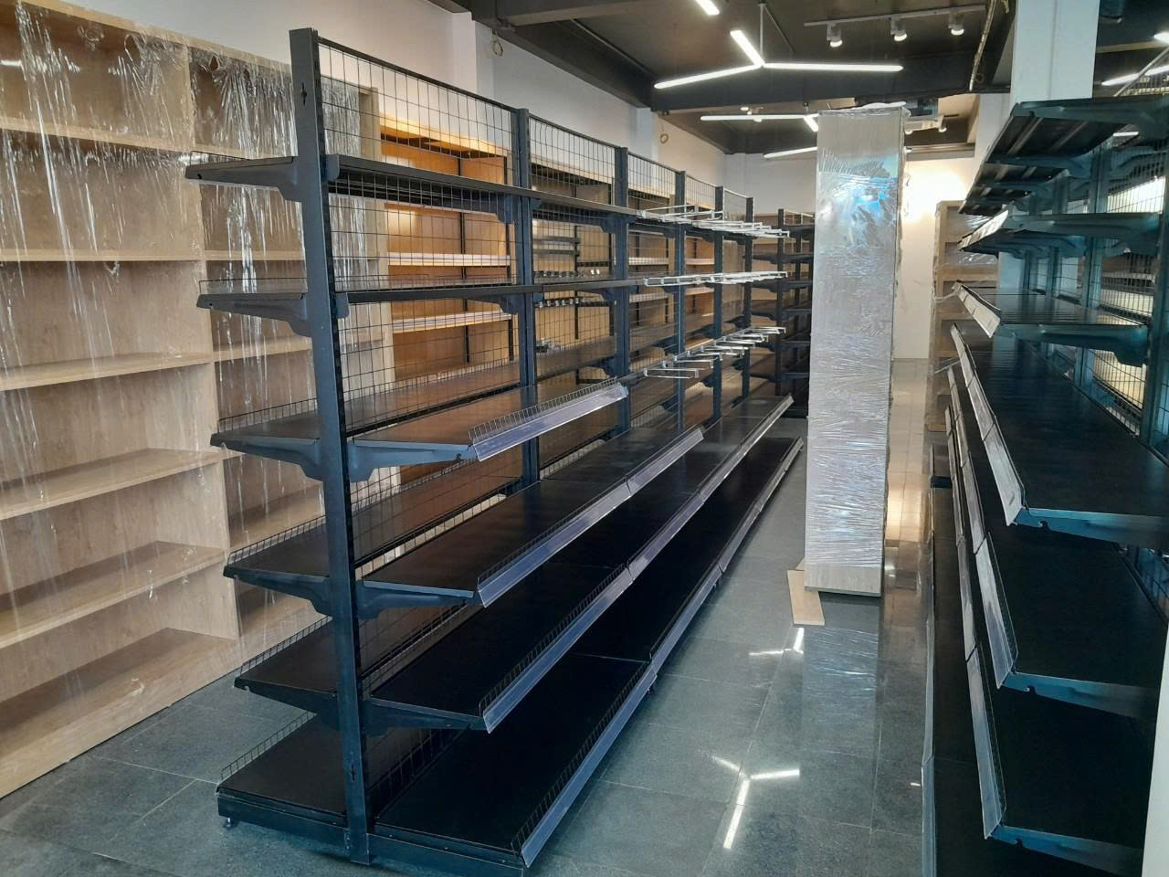 Giá kệ siêu thị Vmart Phú Yên chất liệu sắt gỗ hiện đại