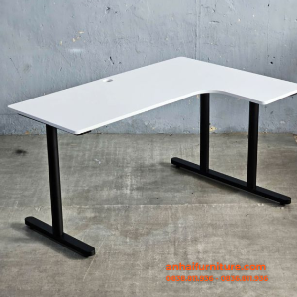 Hình ảnh thực tế Bàn văn phòng chữ L 140×100cm gỗ cao su chân sắt hệ TIO BLVO039